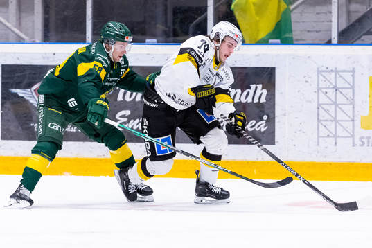 Björklövens Kim Johansson och Västerås Gabriel Kangas