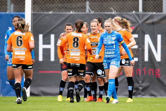 Kalmars Amanda Persson deppar medan Kristianstads spelare