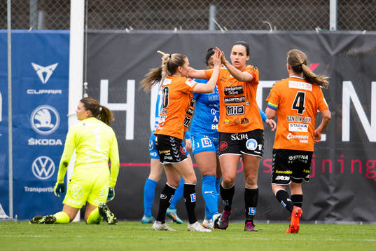 Kristianstads Evelyne Viens och Emmi Alanen jublar