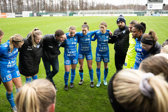 Kalmars tränare Jens Wedeborg och spelare deppar