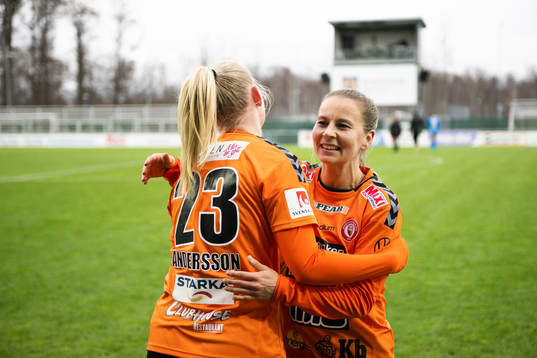 Kristianstads Emmi Alanen och Julia Andersson jublar