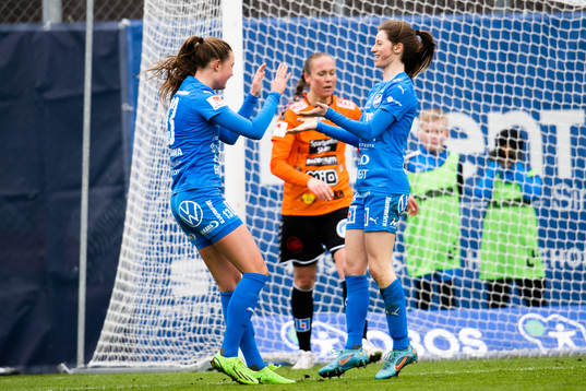 Kalmars Svea Rehnberg och Charléne Nowotny jublar