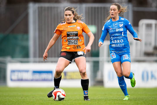 Kristianstads Carly Wickenheiser och Kalmars Svea Rehnberg