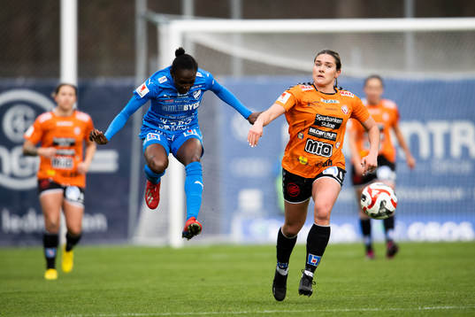 Kristianstads Carly Wickenheiser och Kalmars Violah Nambi