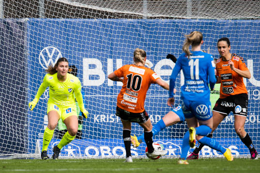 Kristianstads Emmi Alanen skjuter 0n bollen bakom Kalmars