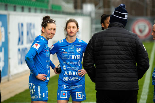 Kalmars Jessica Ayers och Charléne Nowotny deppar