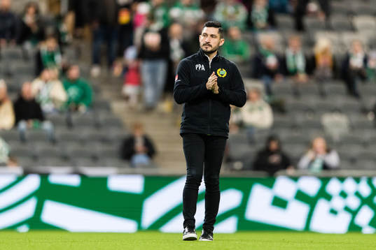 Hammarbys tränare Pablo Pinones-Arce innan fotbollsmatchen