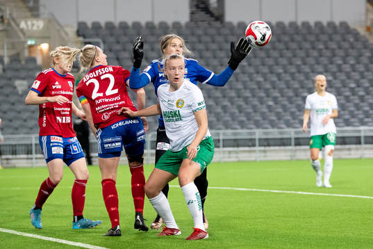 Hammarbys Sara Kanutte Fornes och Vittsjös målvakt Elaine