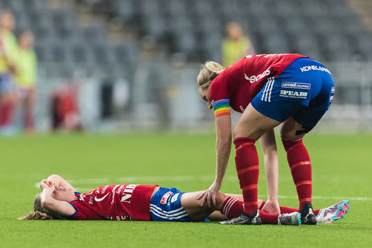 Vittsjös Linda Sällström med en befarad skada tas om