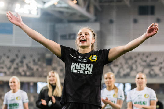 Hammarbys målvakt Anna Tamminen jublar