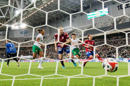 Hammarbys Madelen Janogy nickar in 1-0 för Hammarby