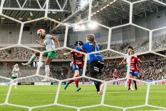 Hammarbys Madelen Janogy nickar in 1-0 för Hammarby