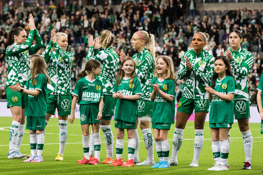 Hammarbys spelare knattar ställer upp innan