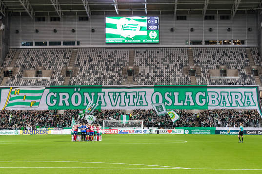Hammarbys och Vittsjös spelare samlas i en ring innan