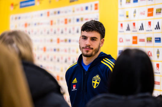 Edvin Kurtulus of Sweden meets the press