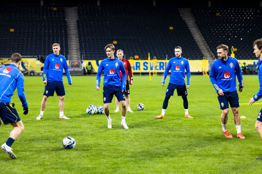 Swedish National team in football practice with ball