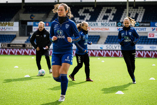Carina Wik Alfredsen of Kolbotn warms up