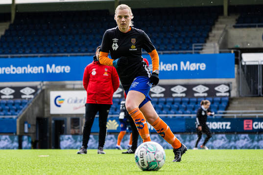 Linn Huseby of AaFK Fortuna warms up