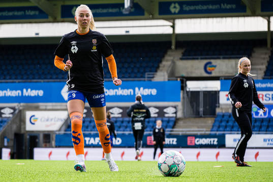 Daniela Dögg Gudnadottir of AaFK Fortuna warms up