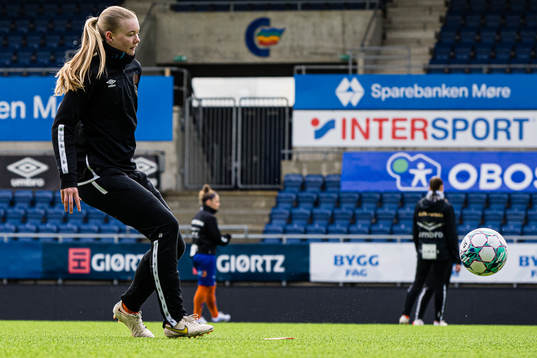 Karna Solskjær of AaFK Fortuna warms up