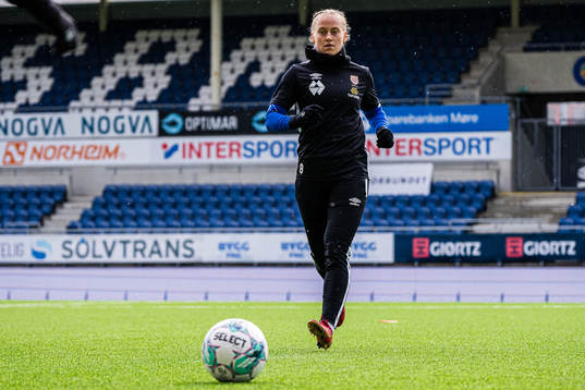 Ingeborg Lye Skretting of AaFK Fortuna warms up
