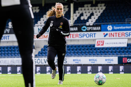Maria Herdel Pedersen of AaFK Fortuna warms up
