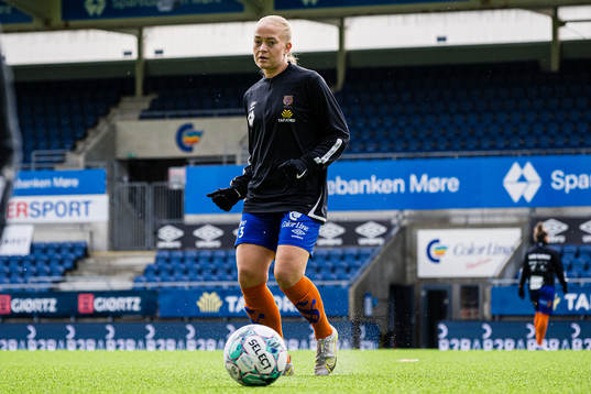 Mette Osvold Muri of AaFK Fortuna warms up