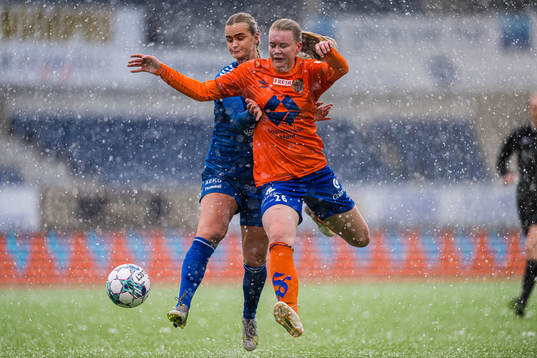 Emma Braut Brunes of Kolbotn and Karna Solskjær of AaFK