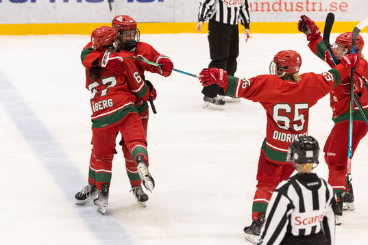 Modos Emma Goding jublar 3-0 målet med Anna Andersson
