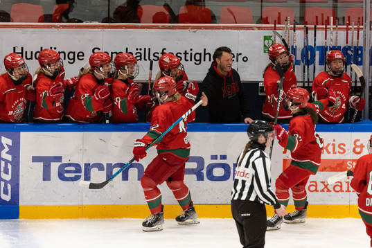 Modos Emma Goding jublar 3-0 målet med lagkamrater