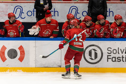 Modos Emma Goding jublar 3-0 målet med lagkamrater