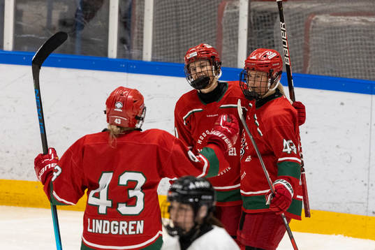 Modos Mira Hallin jublar 5-0 målet med lagkamrater