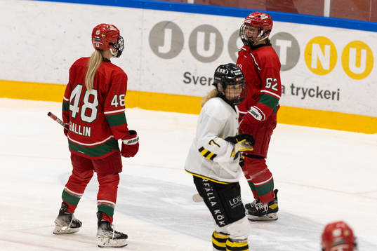 Modos Tea Lokke Nyberg jublar 7-1 målet med Mira Hallin