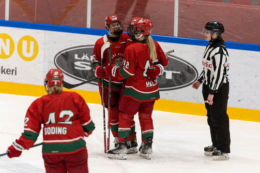 Modos Tea Lokke Nyberg jublar 7-1 målet med Mira Hallin
