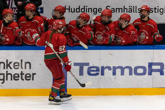 Modos Tea Lokke Nyberg jublar 7-1 målet med lagkamrater