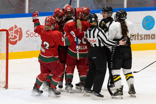 Modos spelare jublar 8-1 målet