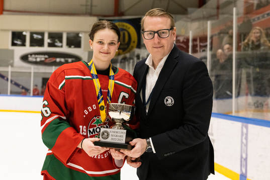 Modos Sanna Halsius får pokalen av Ishockeyförbudets