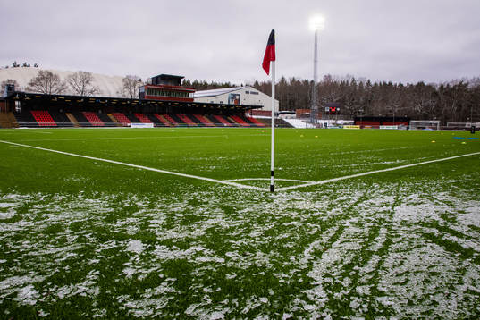 Snö på konstgräset på Grimsta IP