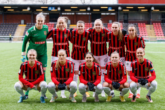 Brommapojkarnas startelva innan fotbollsmatchen i