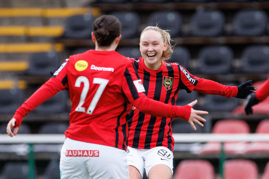 Brommapojkarnas Frida Boriero (v) jublar med Wilma Wärulf