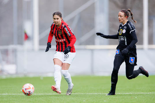 Brommapojkarnas Julia Olsson och IK Uppsalas Taryn Ries