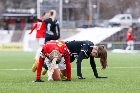Brommapojkarnas Ellen Toivio och IK Uppsalas Julia