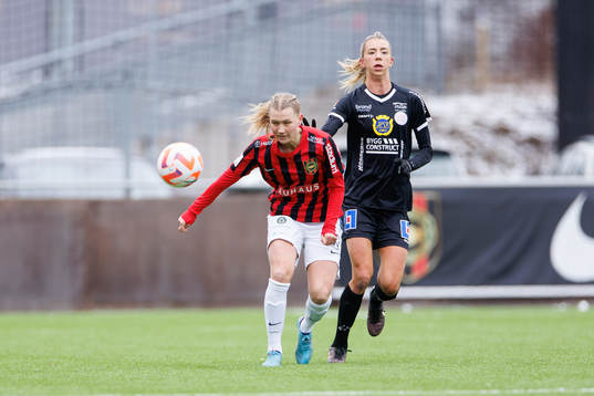 Brommapojkarnas Ellen Toivio och IK Uppsalas Wilma Öhman