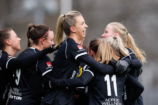 IK Uppsalas spelare jublar