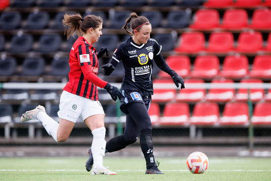 Brommapojkarnas Julia Olsson och IK Uppsalas Taryn Ries
