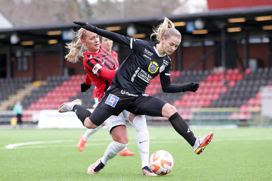 Brommapojkarnas Elsa Karlsson och IK Uppsalas Johanna