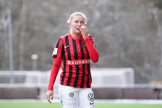 Brommapojkarnas Ellen Toivio deppar fotbollsmatchen i