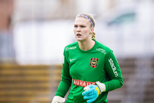 Brommapojkarnas målvakt Nichole Perssonunder