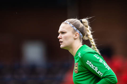 Brommapojkarnas målvakt Nichole Perssonunder