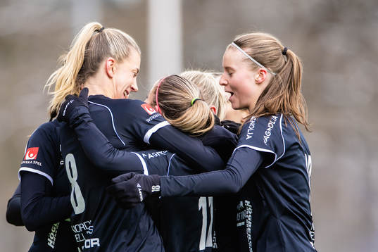IK Uppsalas Johanna Renmark jublar med Wilma Öhman och